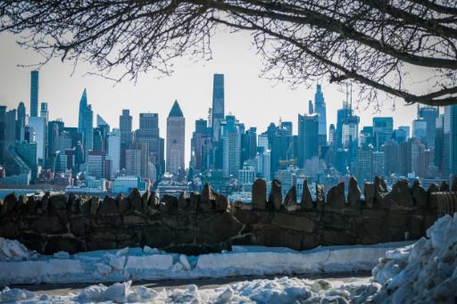 Between 2005 and 2021, Entre 2005 y 2021, Nueva York registró entre 9 y 27 muertes relacionadas con el frío por año, según estadísticas oficiales.