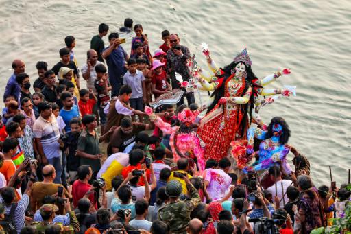 Hindúes celebran en Bangladés su mayor festividad religiosa pese al miedo a atentados