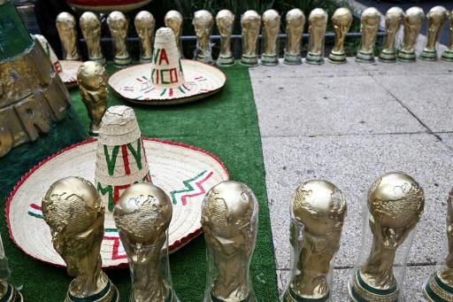 Figuras de la Copa del Mundo y sombreros tradicionales mexicanos a la venta en una calle de Ciudad de México, el 8 de junio de 2026