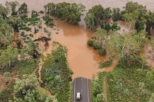 Una carretera cortada por una inundación en Cloncurry Shire, al noroeste del estado de Queensland, al noreste de Australia, una imagen sin fecha precisada tomada y divulgada por la oficina del primer ministro estatal el 1 de enero de 2026