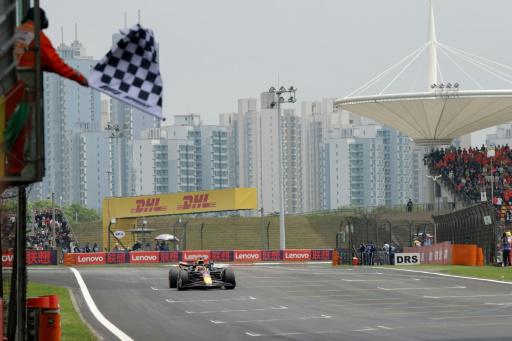 El neerlandés Max Verstappen cruza la meta como ganador de la carrera esprint del Gran Premio de China de Fórmula 1, en Shanghái, el 20 de abril de 2024