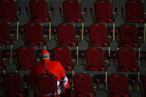 Un cardenal aguarda el inicio de consistorio en el que el papa nombrará 21 cardenales en la plaza San Pedro del Vaticano el 30 de septiembre de 2023