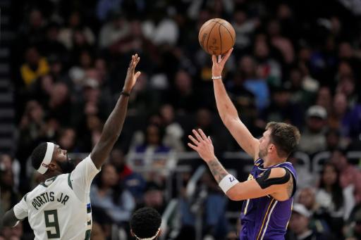 El astro esloveno Luka Doncic (D) tira al aro ante la marca de Bobby Portis en la victoria de Los Angeles Lakers sobre Milwaukee Bucks el 15 de noviembre de 2025 en partido de la NBA jugado en Milwaukee, estado de Wisconsin