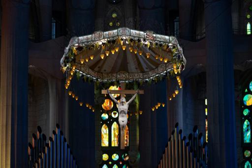 La Sagrada Familia de Barcelona alcanza la cima con su final todavía en el aire