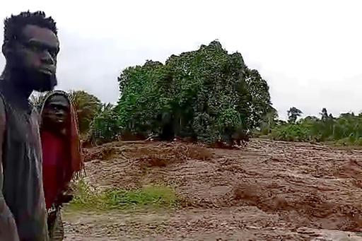 Unos habitantes observan el 12 de abril de 2026 la crecida del río Ramazon, en el distrito de Tinputz, en Papúa Nueva Guinea, debido a las intensas lluvias provocadas por el ciclón Maila