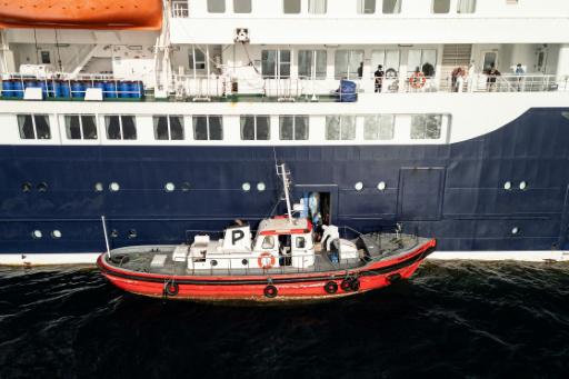 Personal sanitario subiendo a bordo del crucero MV Hondius, mientras estaba atracado frente al puero de Praia, capital de Cabo Verde, el 6 de mayo de 2026