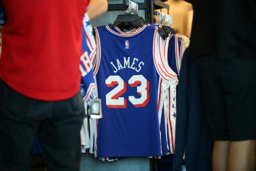 Camiseta del astro LeBron James en su nuevo equipo, los Sixers de Filadelfia, en el Xfinity Mobile Arena en Filadelfia, Estados Unidos, el 25 de agosto de 2026