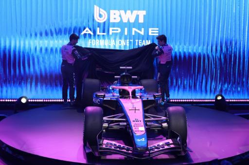 El piloto francés de Alpine, Pierre Gasly (izquierda), y el piloto argentino de Alpine, Franco Colapinto, presentan el nuevo coche Alpine F1 en el escenario durante la presentación de la temporada de Alpine, el 23 de enero de 2026 en Barcelona