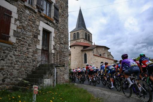 El pelotón a su paso por la iglesia de Saint Jean D'Aubigoux en la 4ª etapa del Tour Auvernia-Ródano-Alpes, en Francia, el 10 de junio de 2026