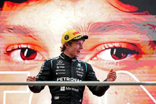 Kimi Antonelli durante la celebración en el podio tras ganar el GP de China de F1, en el circuito de Shanghái, el 15 de marzo de 2026