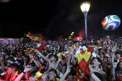 Aficionados de España celebran la victoria sobre Argentina en la final del Mundial de Fútbol, el 19 de julio de 2026 en el centro de Madrid