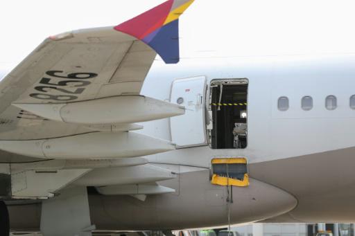 Un pasajero abre la puerta de un avión de Asiana en pleno vuelo