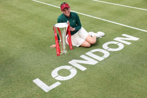 Donna Vekic posa con el trofeo de campeona del torneo de Queen's tras vencer a Emma Raducanu en la final. En Londres, el 14 de junio de 2026
