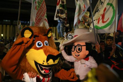 Perú elige presidente entre derechista Fujimori y un izquierdista radical