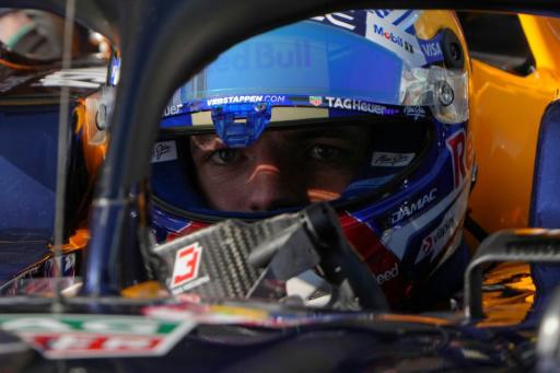 El piloto neerlandés de Red Bull, Max Verstappen, sentado en su monoplaza en boxes durante la sesión clasificatoria del GP de China, en el circuito de Shanghái, el 14 de marzo de 2026