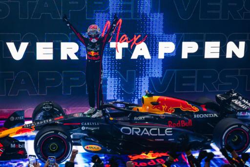 El piloto neerlandés de Fórmula 1 Max Verstappen (Red Bull) celebra sobre su monoplaza la victoria en el Gran Premio de Catar de Fórmula 1, el 30 de noviembre de 2025 en el circuito de Lusail, en Catar