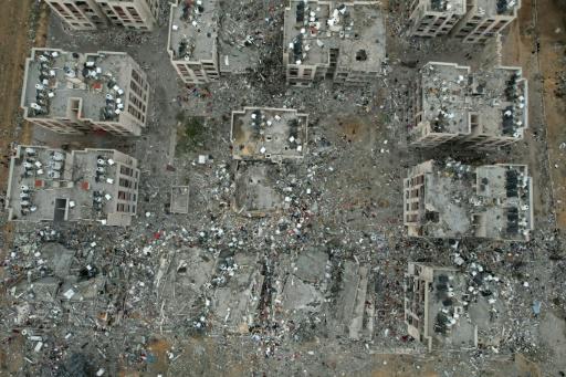 Una vista aérea de la destrucción causada por los ataques israelíes en unos edificios de Wadi Gaza, el 28 de noviembre de 2023 en el centro de la Franja de Gaza