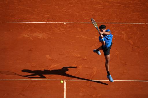El tenista español Carlos Alcaraz golpea una bola de revés durante su partido contra el argentino Tomás Martín Etcheverry en los octavos de final del Masters de Montecarlo, el 9 de abril de 2026 en Roquebrune Cap Martin, al sureste de Francia