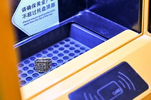 Un anillo de oro en una máquina recicladora en Shanghái, el 29 de enero de 2026