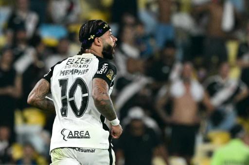 Memphis Depay celebra tras anotar el gol decisivo en el partido de vuelta de la final de la Copa de Brasil entre Corinthians y Vasco da Gama, en el estadio Maracaná, en Rio de Janeiro, el 21 de diciembre de 2025