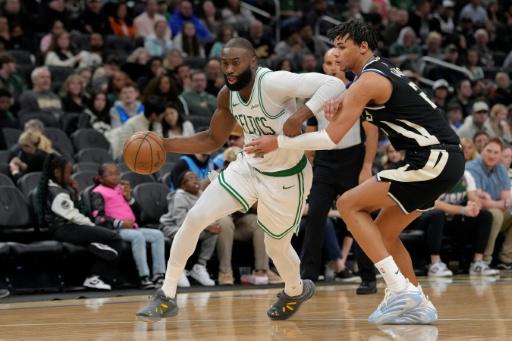 Jaylen Brown (#7), de los Boston Celtics, dribla el balón ante Ousmane Dieng (#21), de los Milwaukee Bucks, durante el tercer cuarto en el Fiserv Forum, en Milwaukee, Wisconsin, el 3 de abril de 2026.