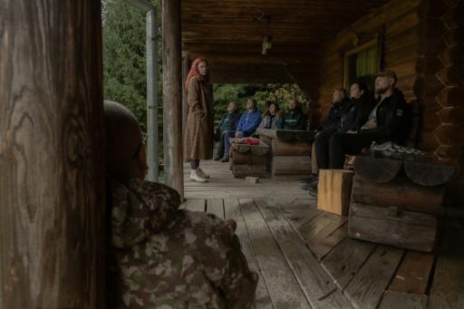 Personal médico ucraniano intenta superar el trauma en un retiro de montaña