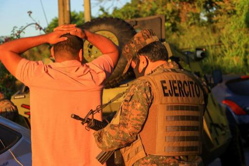 Un soldado cachea a un hombre durante una operación de búsqueda de pandilleros en el municipio de Soyapango, El Salvador, el 3 de diciembre de 2022
