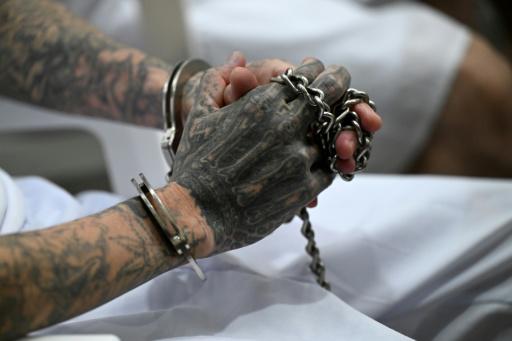 Pandilleros escuchan el relato de sus crímenes en la megacárcel de El Salvador