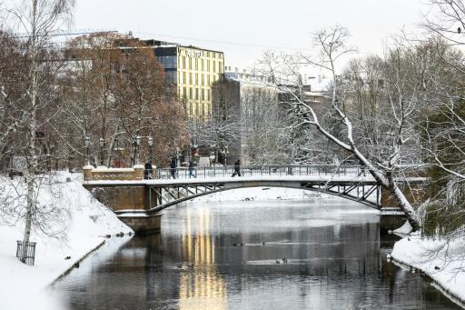 Un parque de Riga cubierto de nieve el 8 de diciembre de 2022