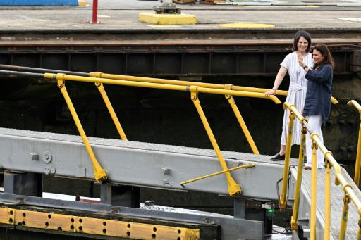 La nueva administradora del canal de Panamá, Ilya Espino de Marotta (D) durante una visita de la ministra de Asuntos Exteriores de Alemania, Annalena Baerbock, a la vía interoceánica, Ciudad de Panamá, el 9 de junio de 2023