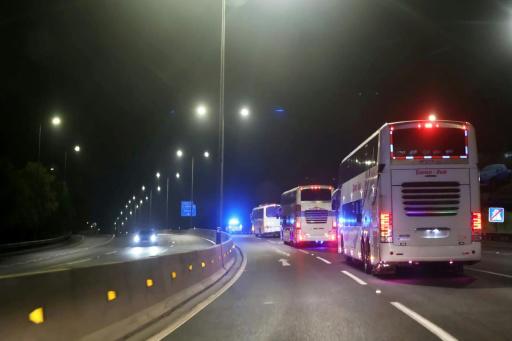 Unos autobuses trasladan a migrantes al aeropuerto Arturo Merino Benítez, en Santiago, para su deportación el 16 de abril de 2026