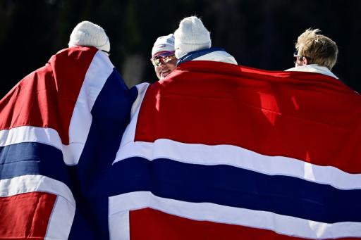 Johannes Klaebo (segundo por la izquierda) es recibido por sus compañeros del equipo de Noruega tras completar el último relevo de la prueba de esquí fondo ganada por el país. En Tesero (norte de Italia), el 15 de febrero de 2026