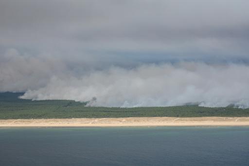 Por tierra y mar, miles huyen de su paraíso de veraneo en llamas en Francia