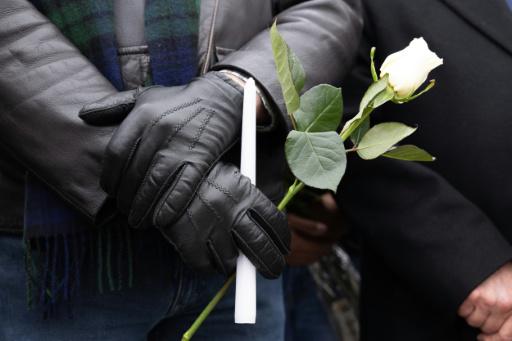 Una persona sostiene una rosa y una vela en una vigilia en memoria de los fallecidos en el tiroteo en una fiesta de cumpleaños, en Stockton (California, EEUU), el 30 de noviembre de 2025