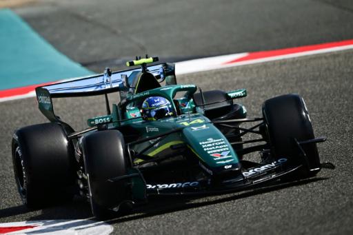 El Aston Martin del español Fernando Alonso durante el segundo día de entrenamientos de pretemporada de Fórmula 1 en el circuito de Sakhir (Baréin), el 12 de febrero de 2026