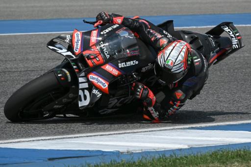 El piloto italiano de Aprilia Marco Bezzecchi corre los entrenamientos de pretemporada de MotoGP en el Circuito Internacional de Buriram, en Tailandia, el 22 de febrero de 2026