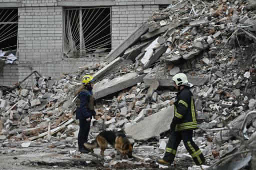 Un equipo de rescate limpia los escombros en un edificio atacado con misiles en la ciudad ucraniana de Chernígov el 17 de abril de 2024