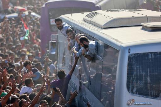 Buses que transportan a palestinos tras ser liberados de una cárcel israelí el 13 de octubre de 2025 en Jan Yunís, en la Franja de Gaza
