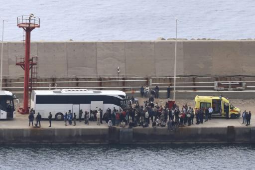 Activistas de la flotilla Global Sumud en el puerto de Atherinolakkos, en la isla de Creta, tras desembarcar de un buque de la guardia costera griega, el 1 de mayo de 2026