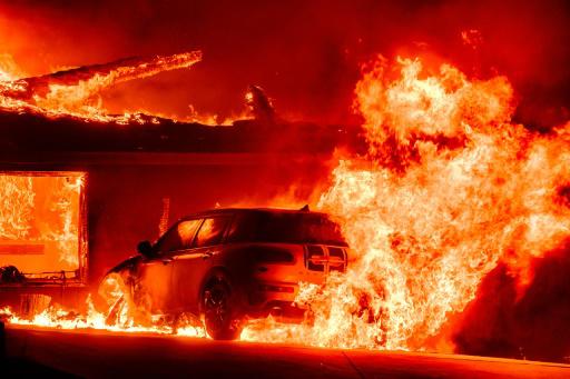 Dos muertos y varios heridos por voraces incendios forestales alrededor de Los Ángeles