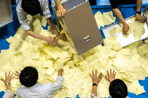 Primer ministro japonés se aferra al cargo pese a debacle electoral