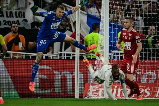 Lyon aleja aún más del título al Brest al término de un partido loco