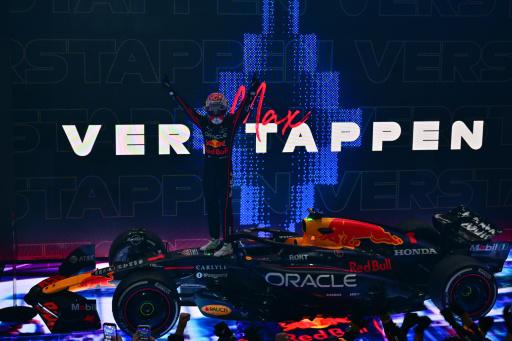 El piloto neerlandés de Fórmula 1 Max Verstappen (Red Bull) celebra sobre su monoplaza la victoria en el Gran Premio de Catar de Fórmula 1, el 30 de noviembre de 2025 en el circuito de Lusail, en Catar