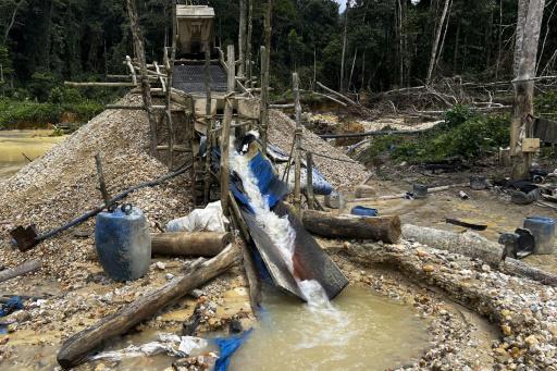 Mina ilegal de oro en la Amazonía brasileña (estado de Roraima), el 24 de febrero de 2023