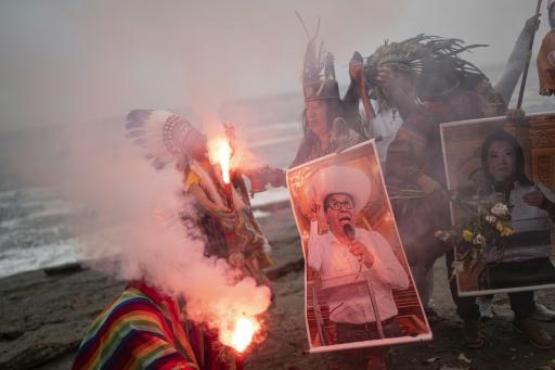 Perú elige presidente entre derechista Fujimori y un izquierdista radical