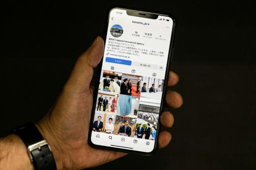 La cuenta de la familia imperial de Japón en la red social Instagram, vista en un teléfono móvil en Tokio el 1 de abril de 2024