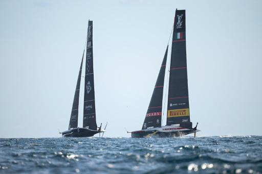 Las embarcaciones italiana Luna Rossa Prada Pirelli y estadounidense NYYC American Magic compiten en las semifinales de la Copa América, en aguas de la ciudad española de Barcelona, el 19 de septiembre de 2024