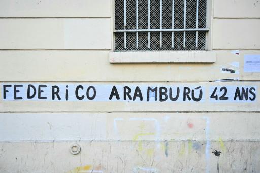 Un cartel en homenaje al rugbier argentino Federico Martín Aramburu durante una concentración contra el racismo, el fascismo y las violencias de Estado, en París, el 14 de marzo de 2026