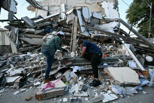 Socorristas trabajan sin descanso para hallar sobrevivientes del terremoto en Colombia