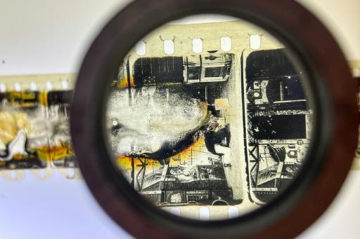 Un negativo dañado de la película de Georges Méliès, Gugusse y el autómata, realizada en 1897, en el Centro Nacional de Conservación del Audiovisual de la Biblioteca del Congreso en Culpeper, Virginia